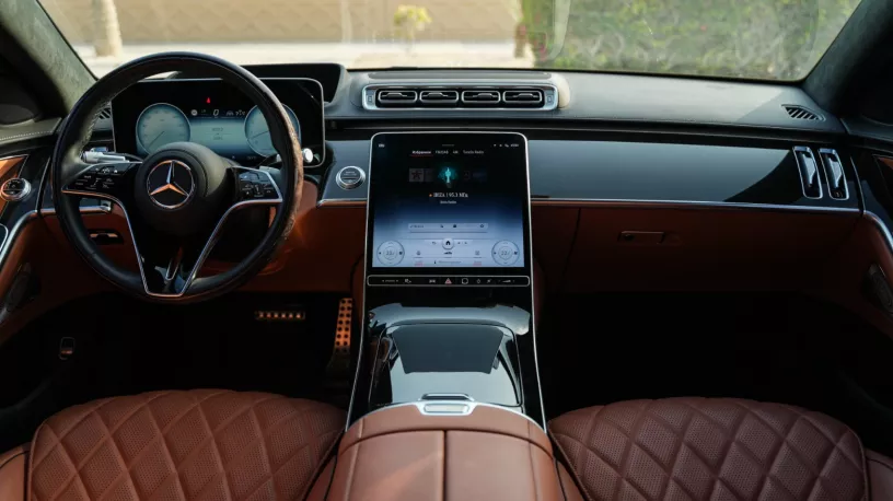 Şarika'de kiralık Mercedes S580 (Beyaz), 2022