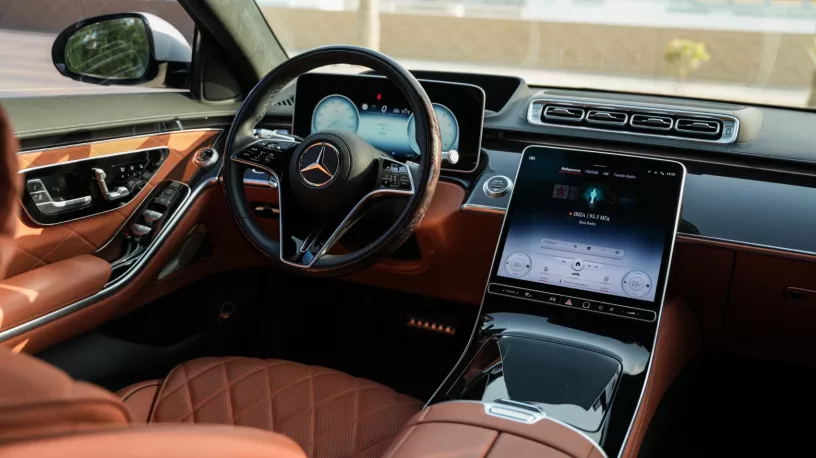 Şarika'de kiralık Mercedes S580 (Beyaz), 2022