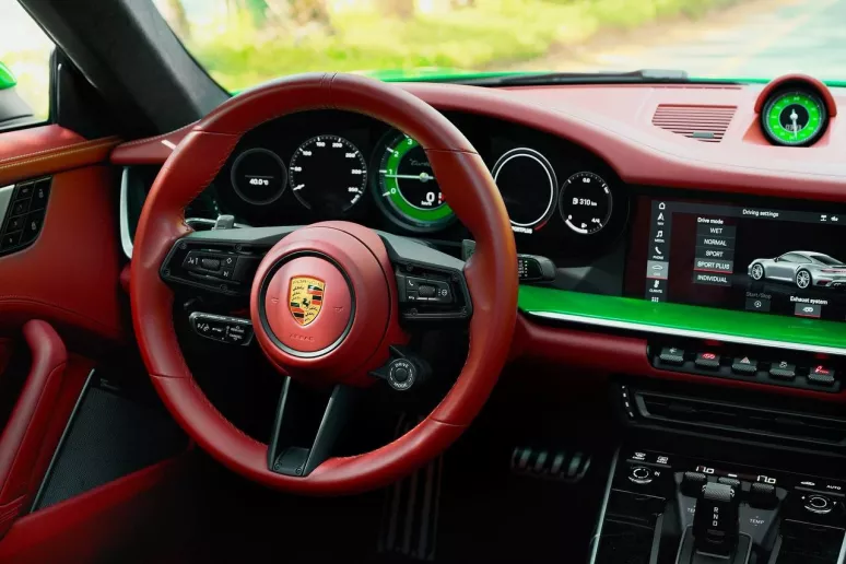Porsche 911 Carrera Turbo S (Зеленый), 2023 для аренды в Дубай