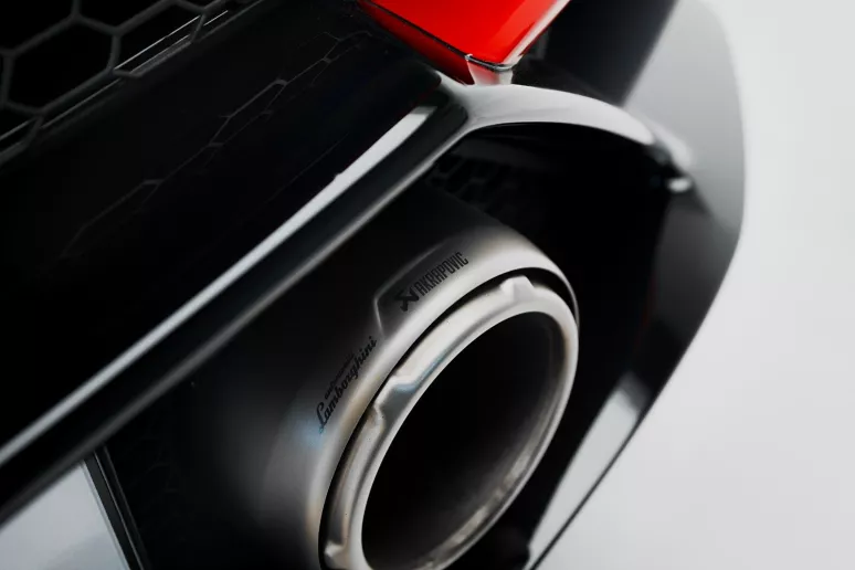 Lamborghini Huracan Evo Akropovic (rojo), 2021 para alquiler en Dub&aacute;i