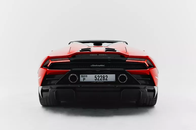 Lamborghini Huracan Evo Akropovic (rojo), 2021 para alquiler en Dub&aacute;i