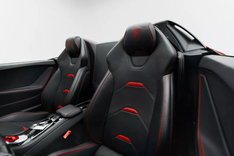 Lamborghini Huracan Evo Akropovic (rojo), 2021 para alquiler en Dub&aacute;i