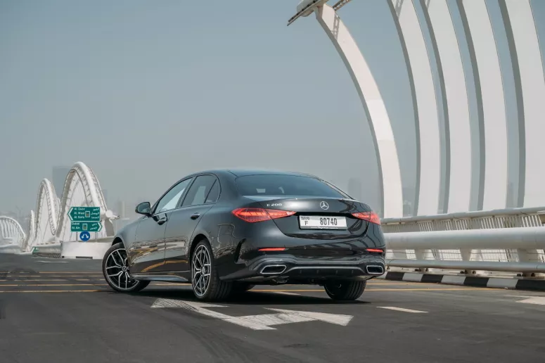 在哈伊马角租车 租 奔驰C200 (黑色), 2023