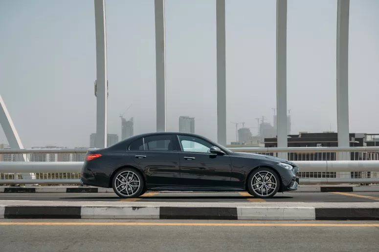 在哈伊马角租车 租 奔驰C200 (黑色), 2023