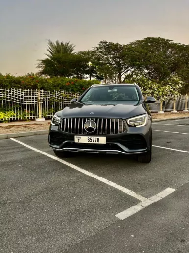 Mercedes GLC 300 (Gris), 2021 para alquiler en Dub&aacute;i