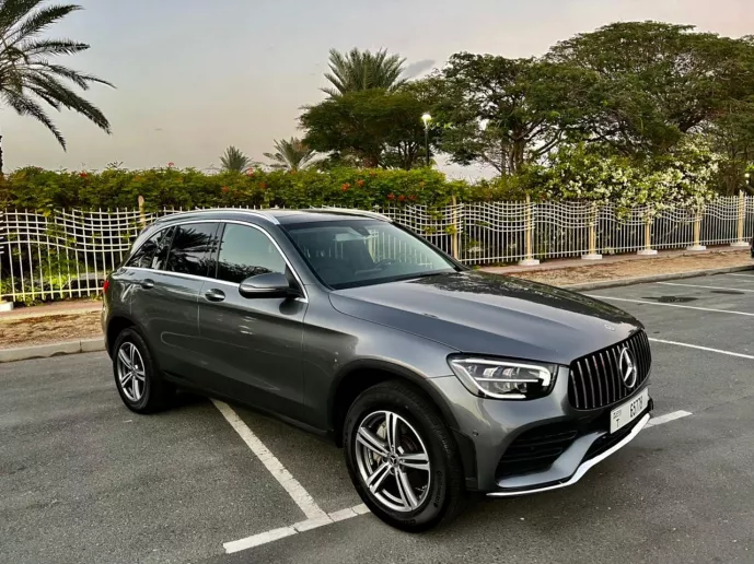 Mercedes GLC 300 (Gris), 2021 para alquiler en Dub&aacute;i
