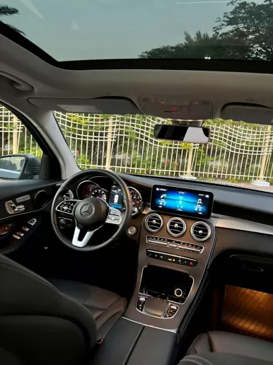 Mercedes GLC 300 (Gris), 2021 para alquiler en Dub&aacute;i