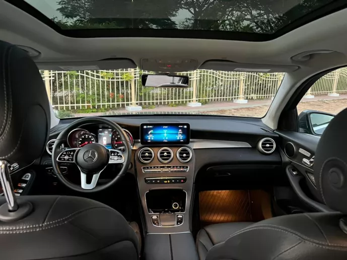 Mercedes GLC 300 (Gris), 2021 para alquiler en Dub&aacute;i