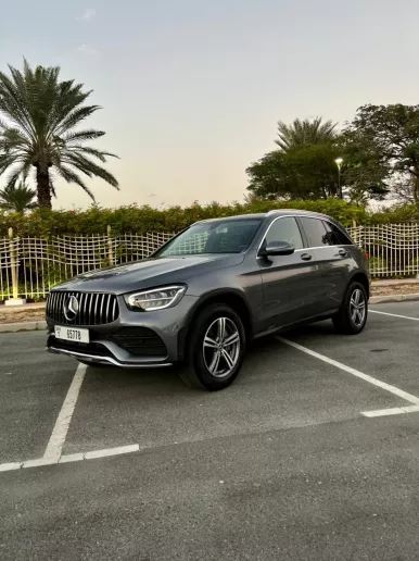 Mercedes GLC 300 (Gris), 2021 para alquiler en Dub&aacute;i