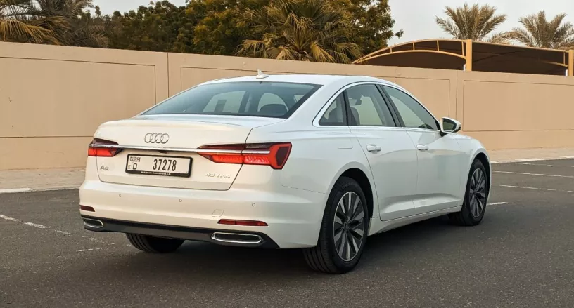 Audi A6 (Blanco), 2023 para alquiler en Sharjah