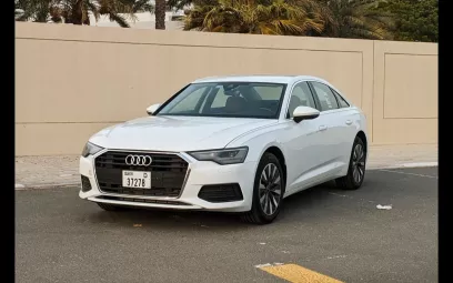 Audi A6 (Blanco), 2023 para alquiler en Dub&aacute;i