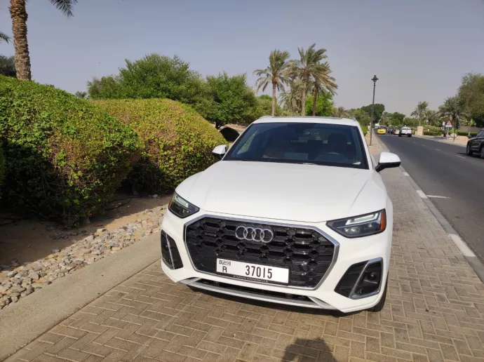 Audi Q5 (Blanco), 2022 para alquiler en Dub&aacute;i
