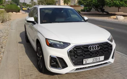 Audi Q5 (Blanco), 2022 para alquiler en Dub&aacute;i