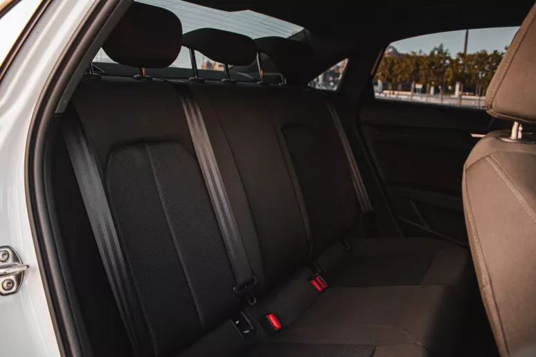 Abu Dabi'de kiralık Audi A3 (Beyaz), 2021