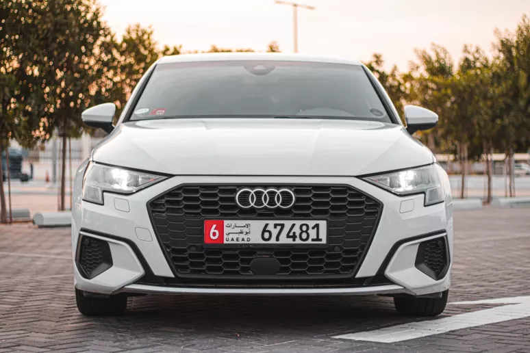 Abu Dabi'de kiralık Audi A3 (Beyaz), 2021