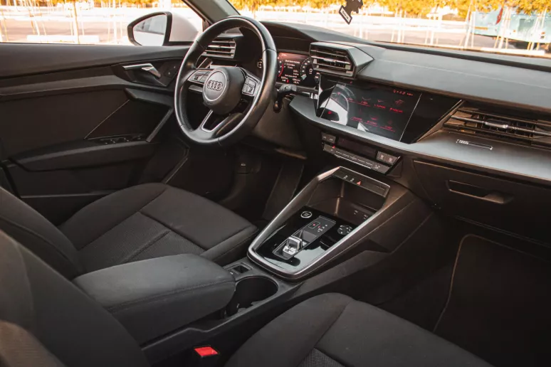Abu Dabi'de kiralık Audi A3 (Beyaz), 2021