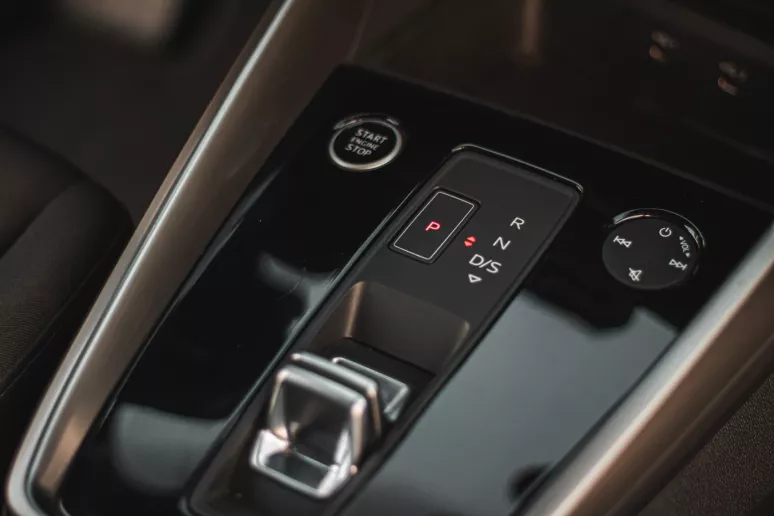 Abu Dabi'de kiralık Audi A3 (Beyaz), 2021
