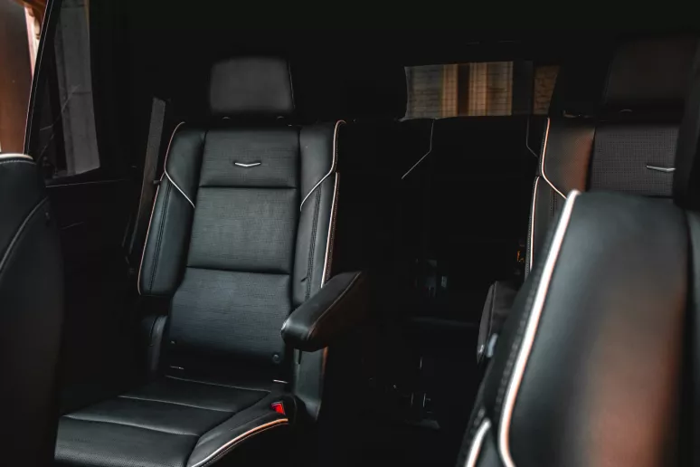 Cadillac Escalade (Schwarz), 2022  zur Miete in Abu Dhabi