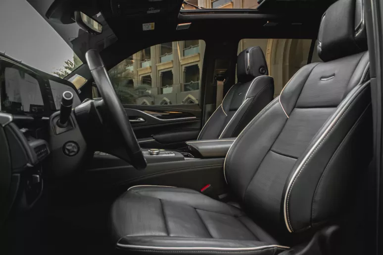 Cadillac Escalade (Schwarz), 2022  zur Miete in Abu Dhabi