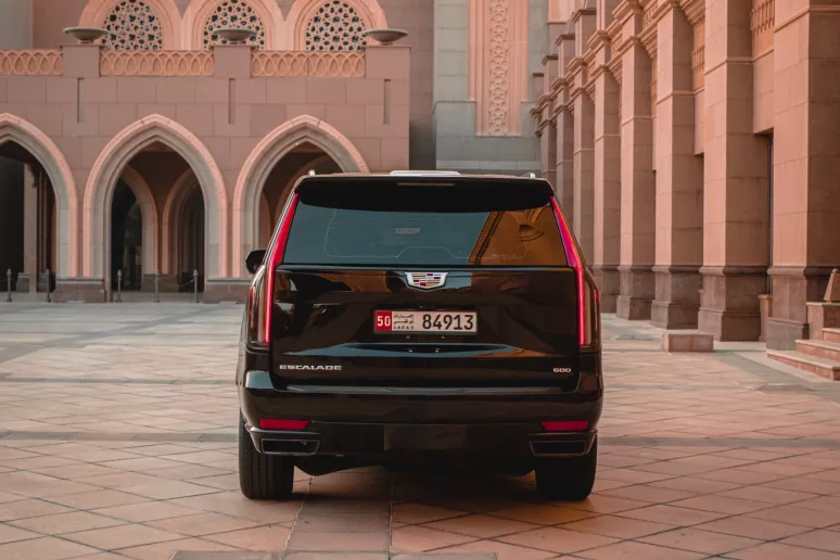 Cadillac Escalade (Schwarz), 2022  zur Miete in Abu Dhabi