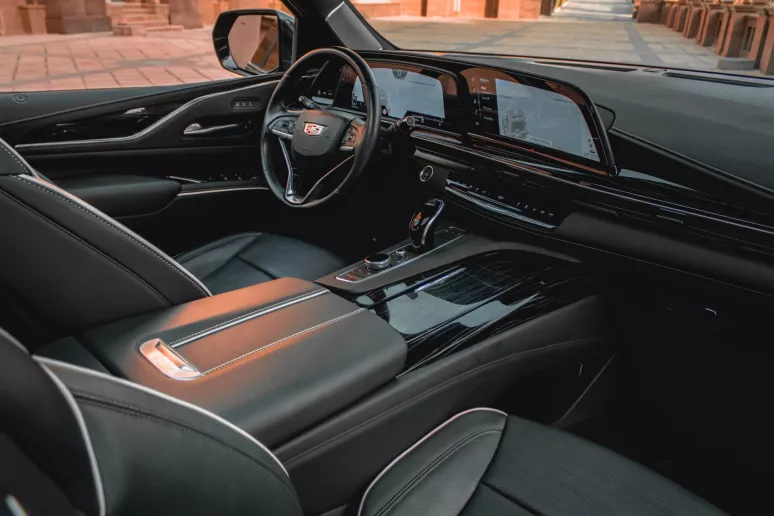 Cadillac Escalade (Schwarz), 2022  zur Miete in Abu Dhabi