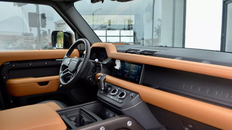 Range Rover Defender (Schwarz), 2023  zur Miete in Abu Dhabi
