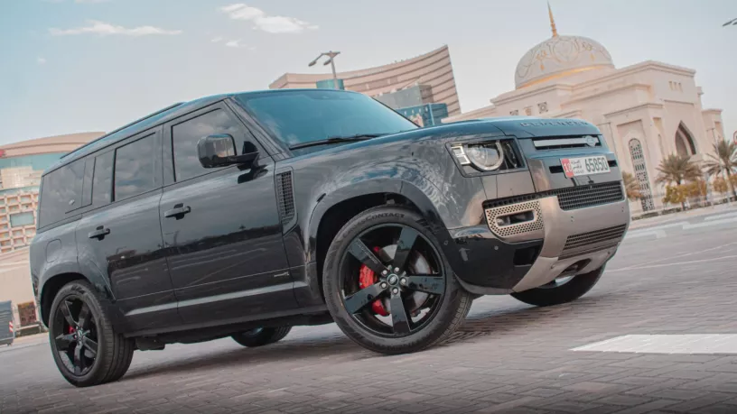Range Rover Defender (Schwarz), 2023  zur Miete in Abu Dhabi