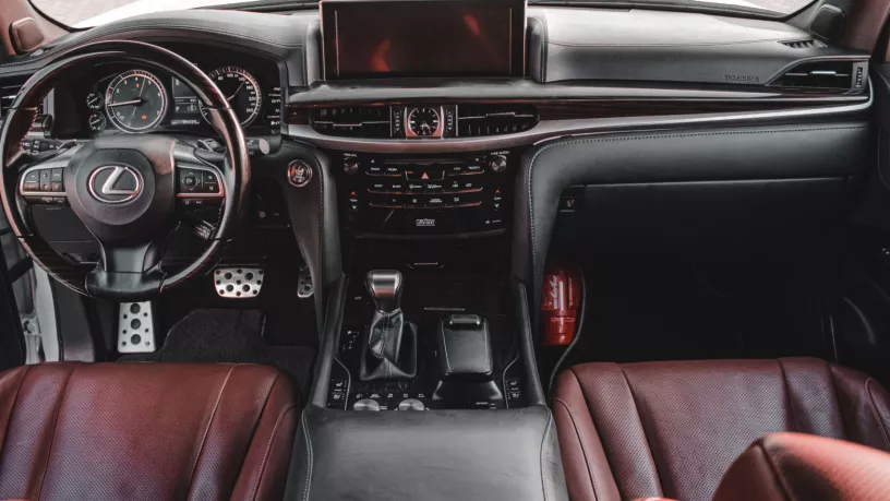 Lexus LX 570 (Wit), 2021 te huur in Abu Dhabi