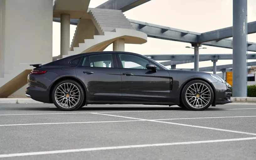 Porsche Panamera 4 (Gris Oscuro), 2020 para alquiler en Dub&aacute;i
