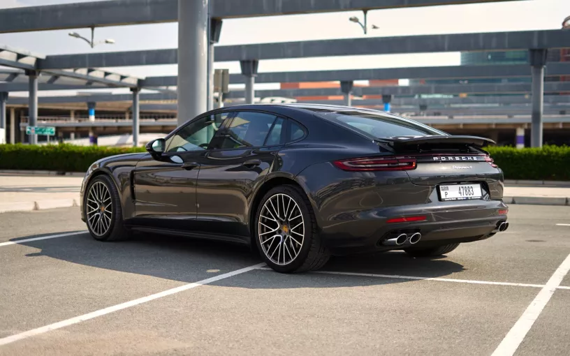 Porsche Panamera 4 (Gris Oscuro), 2020 para alquiler en Dub&aacute;i
