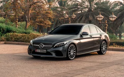 Mercedes C200 (Zwart), 2022 te huur in Abu Dhabi