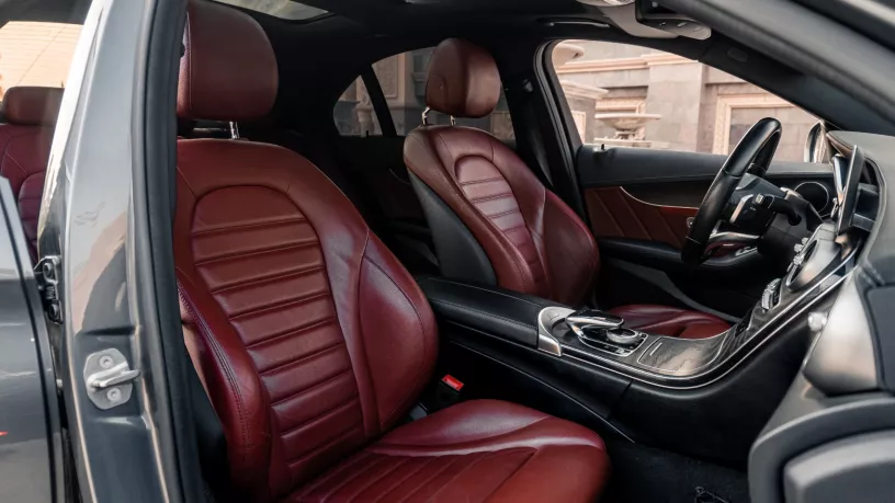 Abu Dabi'de kiralık Mercedes C200 (Siyah), 2022