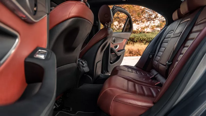 Abu Dabi'de kiralık Mercedes C200 (Siyah), 2022
