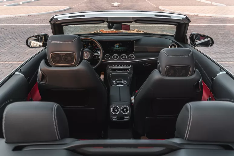 Abu Dabi'de kiralık Mercedes E200 (Siyah), 2023