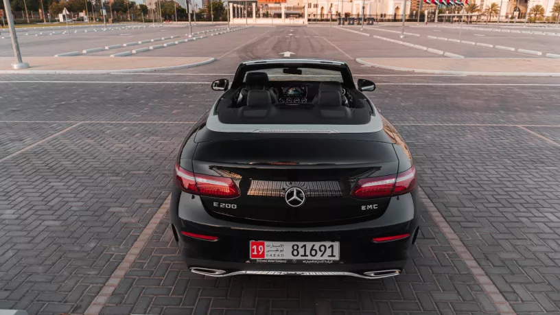 Abu Dabi'de kiralık Mercedes E200 (Siyah), 2023