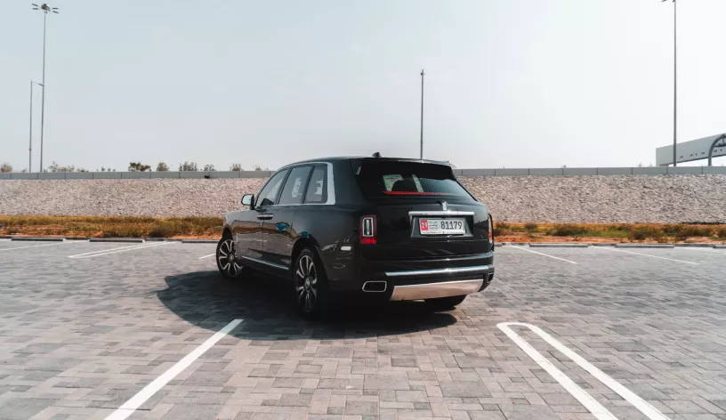 Abu Dabi'de kiralık Rolls Royce Cullinan (Siyah), 2023
