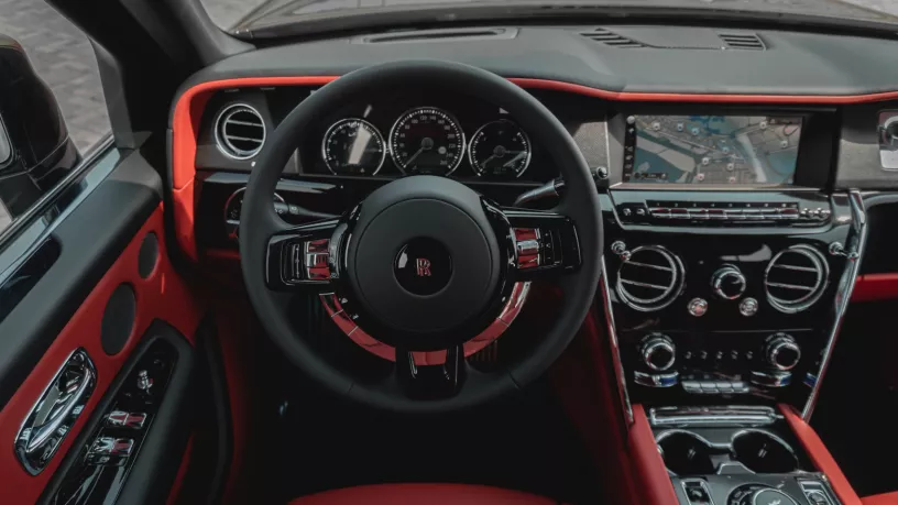 Abu Dabi'de kiralık Rolls Royce Cullinan (Siyah), 2023