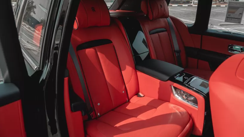 Abu Dabi'de kiralık Rolls Royce Cullinan (Siyah), 2023