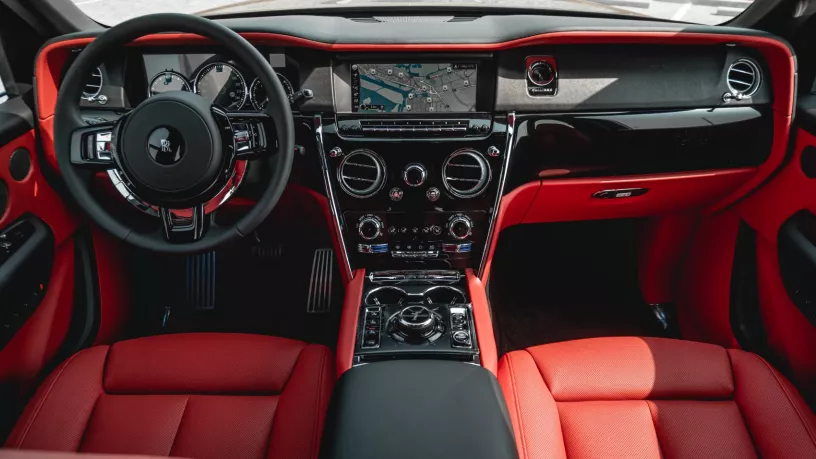 Abu Dabi'de kiralık Rolls Royce Cullinan (Siyah), 2023