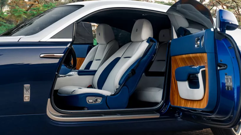 Abu Dabi'de kiralık Rolls Royce Wraith (Mavi), 2019
