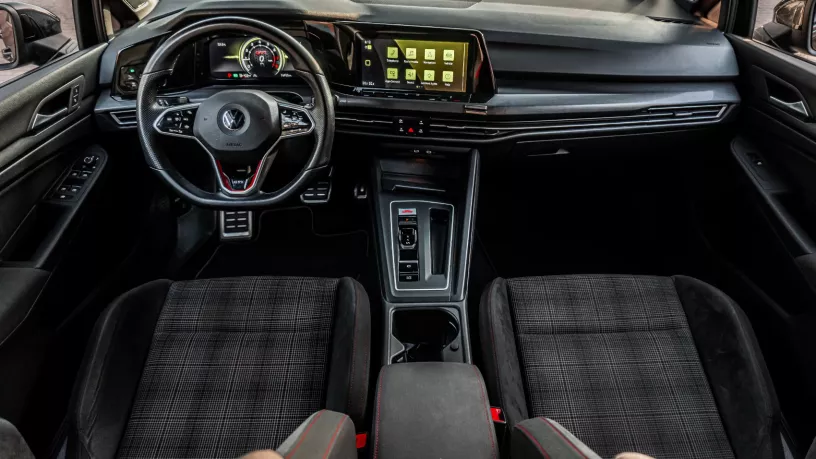 Abu Dabi'de kiralık Volkswagen Golf GTI (Koyu Gri), 2021