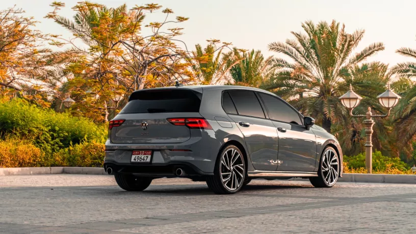 Abu Dabi'de kiralık Volkswagen Golf GTI (Koyu Gri), 2021