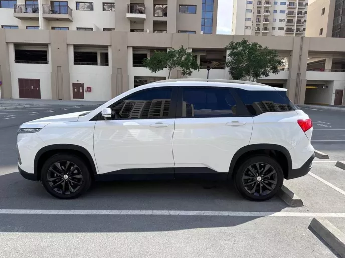 Chevrolet Captiva (Wei&szlig;), 2023  zur Miete in Dubai