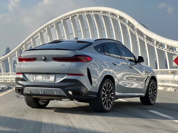 Res&uuml;'l-Hayme'de kiralık BMW X6 (Gri), 2023