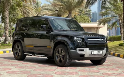 Range Rover Defender HSE V6 (Черный), 2023 для аренды в Дубай