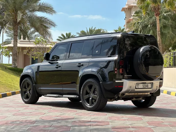 在迪拜 租 路虎卫士 HSE V6 (黑色), 2023