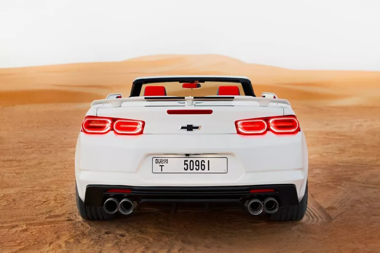 Chevrolet Camaro V6 (Blanco), 2021 para alquiler en Dub&aacute;i