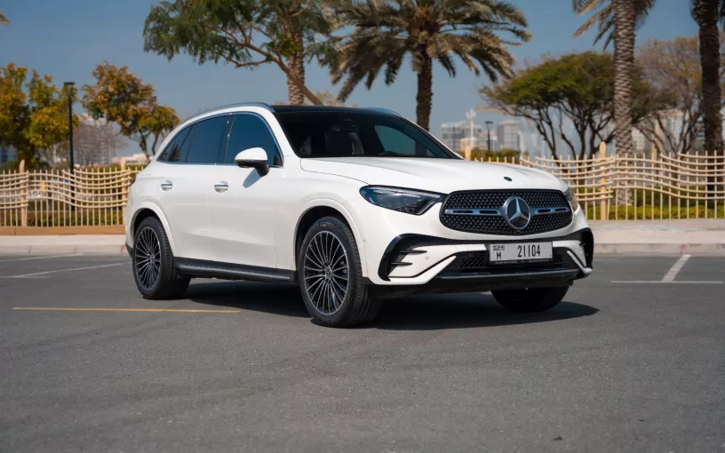 Mercedes GLC 200 SUV (Blanco), 2024 para alquiler en Dub&aacute;i