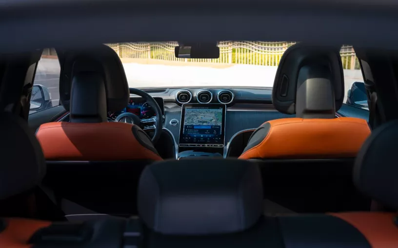 Mercedes GLC 200 SUV (Blanco), 2024 para alquiler en Dub&aacute;i