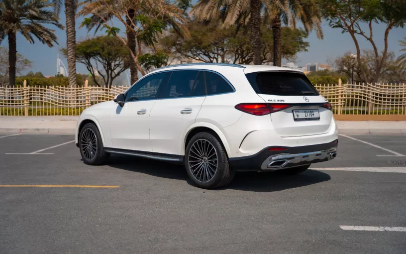 Mercedes GLC 200 SUV (Blanco), 2024 para alquiler en Dub&aacute;i